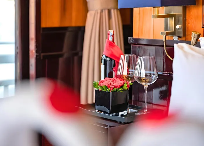 Hera Classic Boutique Cruise Botel 4*