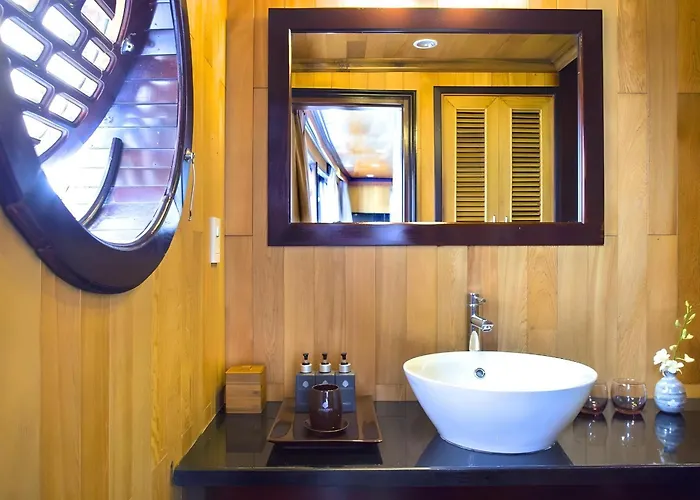 Botel Hera Classic Boutique Cruise Ha Long